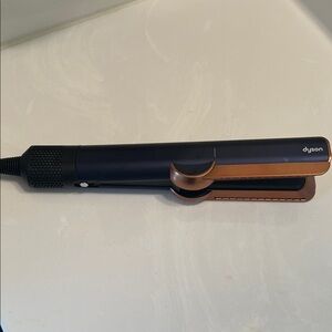 ✨ Dyson Airstrait Straightener – Like New ✨